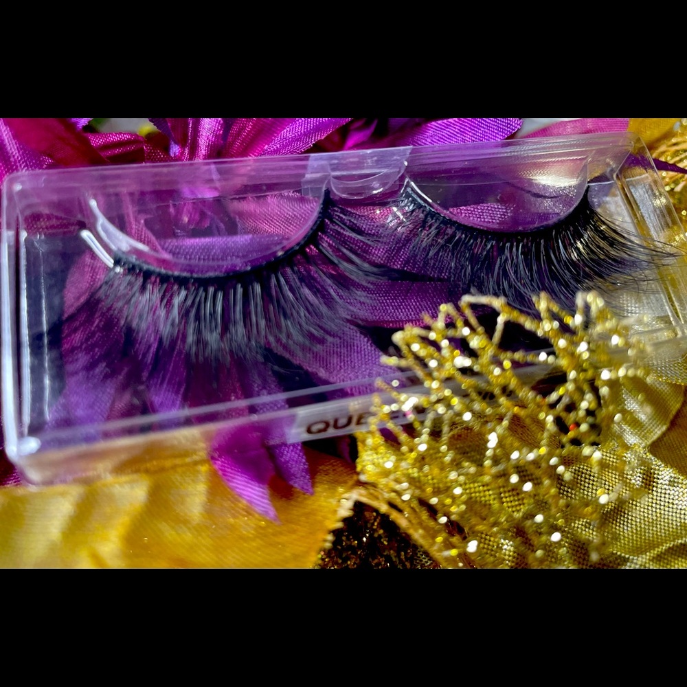 Soft 3D mink long lashes (with dark wisp) in style “QUEENDOM”
